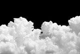 Fluffiga moln mot svart himmel
