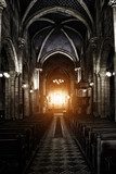 Gotisk kyrkointeriör i dimljus