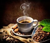 Kaffe och kanel i varm atmosfär