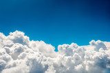 Kraftfull himmel av vita moln