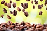 Livlig närbild av flygande kaffebönor