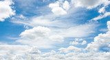Ljumma moln vid klarblå himmel