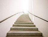 Ljus arkitektur med minimalistiska trappor