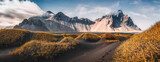 Mjuk solnedgång över sanddyner och berg