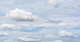 Molntäcke mot blå himmel