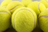 Närbild av mjuka gula tennisbollar