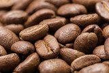 Närbild av rostade kaffebönor i bruna toner