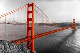 Röda Golden Gate i monokrom stadsvy