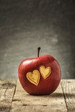 Romantiskt äpple mot rustik bakgrund