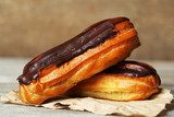 Rustik närbild av chokladeclairs