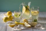Somrigt citronvatten på vitt träbord