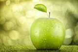 Somrigt sken med daggdroppar på grönt äpple