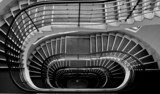 Svartvit spiral i symmetriskt perspektiv