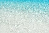 Tropisk strand med glittrande vatten