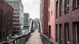 Urban gångbro mellan tegelbyggnader