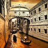 Venedigs historiska kanal i skymningsljus