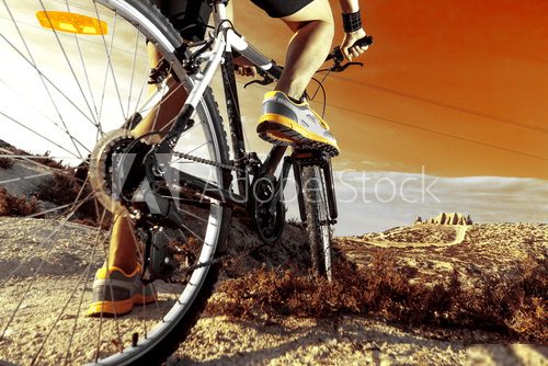Deportes. Bicicleta de montaña y hombre.Deporte en exterior