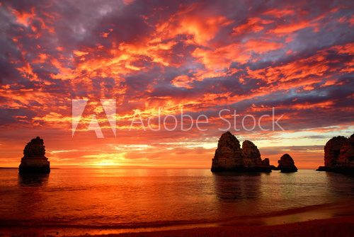 Atemberaubender Sonnenaufgang am Meer
