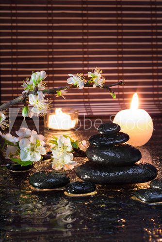 fiori di mandorla con candele e pietre nere