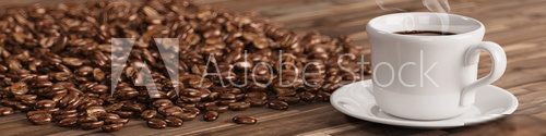 Frische Tasse Kaffee mit vielen Kaffeebohnen