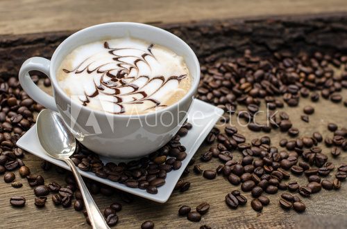 Latte Macchiato mit Milchschaum und Schokoladen-Topic