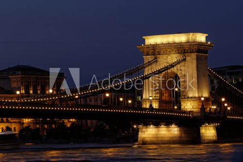 Night image of the hungarian chain Bridge