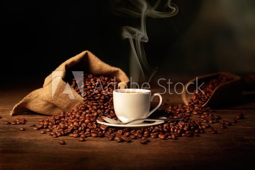 tazzina di caffè fumante