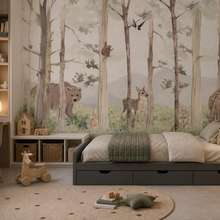 Gront-och-beige-i-en-skogsscen-tapeter-for-ett-barns-rum-tapeter-demural